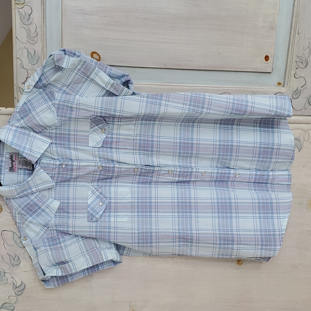 Wrangler women's shirt size Large.